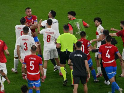شجار مستمر بين لاعبي تركيا والتشيك خلال مباراة الجولة الثالثة من يورو 2024 - AFP