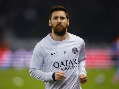 الأرجنتيني ليونيل ميسي لاعب باريس سان جيرمان يقوم بعملية الإحماء قبل مواجهة بايرن ميونيخ - 14 فبراير 2023 - REUTERS