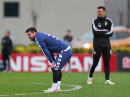 ليونيل ميسي خلال حصة تدريبية للأرجنتين وفي الخلفية يقف ليونيل سكالوني المدير الفني للمنتخب - REUTERS