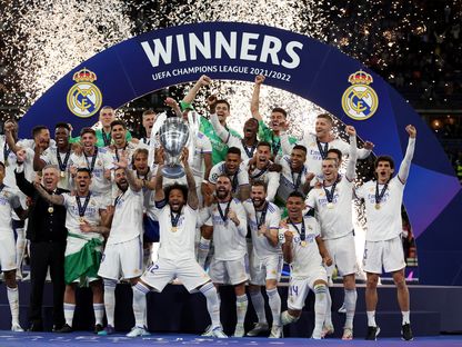 مارسيلو يحمل كأس دوري أبطال أوروبا بعد فوز ريال مدريد على ليفربول في فرنسا - 28 مايو 2022 - Reuters 