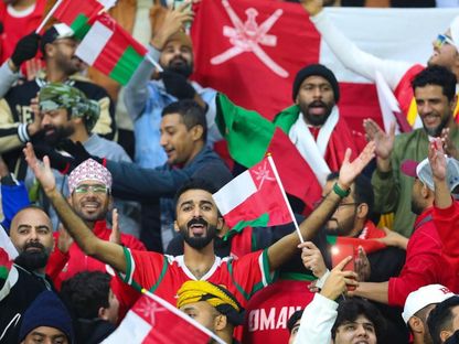 فرحة جماهير منتخب عمان بهدف الفوز ضد البحرين في نصف نهائي كأس الخليج  - Twitter/@OmanFA 