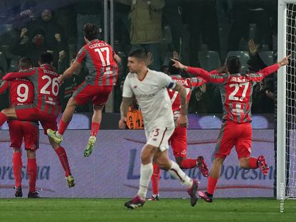 لاعبو كريمونيزي يحتفلون بعد تسجيل الهدف الثاني في شباك روما - 28 فبراير 2023 - https://www.facebook.com/SerieA/
