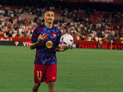 قائد برشلونة رافينيا يحمل كرة "هاتريك" مباراة إشبيلية في الدوري الإسباني - 19 سبتمبر 2026 - X/@FCBarcelona