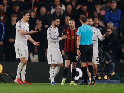 احتجاج لاعبي مانشستر يونايتد على إعلان ركلة جزاء وطرد هاري ماغواير أمام بورنموث بالدوري الإنجليزي الممتاز - 20 مارس 2026 - Reuters