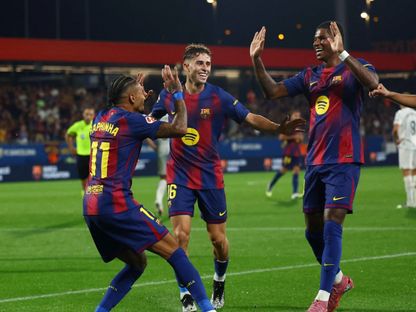 احتفال راشفورد ورافينيا بهدف برشلونة الثاني أمام فالنسيا بالدوري الإسباني 14 سبتمبر 2025 - Reuters