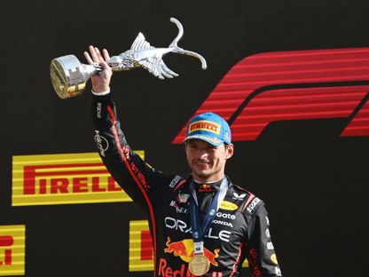ماكس فرشتابن سائق ريد بول على منصة التتويج بعد فوزه بجائزة إيطاليا الكبرى في فورمولا 1 - 7 سبتمبر 2025 - REUTERS