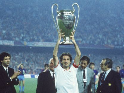 فرانكو باريزي يرفع كأس أوروبا بعد فوز ميلان على شتيوا بوخارست في النهائي - 25 مايو 1989 - Action Images