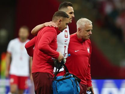 أركاديوش ميليك يخرج من الملعب بعد إصابته خلال مباراة ودية بين بولندا وأوكرانيا – 7 يونيو 2024 - Reuters