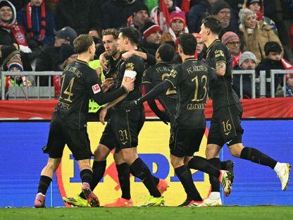 لاعبو أوغسبورغ يحتفلون بالهدف الأول في مرمى بايرن ميونيخ في الدوري الألماني - 24 يناير 2026 - Reuters