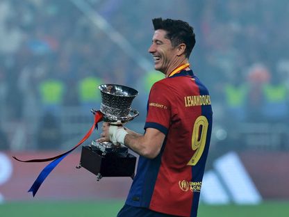 روبرت ليفاندوفسكي مهاجم برشلونة يحمل كأس السوبر الإسباني بالسعودية بعد الفوز على ريال مدريد - 12 يناير 2025 - Reuters