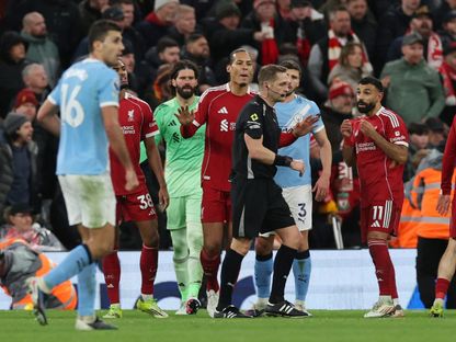 اعتراض من محمد صلاح وفيرجيل فان دايك ثنائي ليفربول بعد احتساب ركلة جزاء لمانشستر سيتي - 8 فبراير 2026 - Reuters