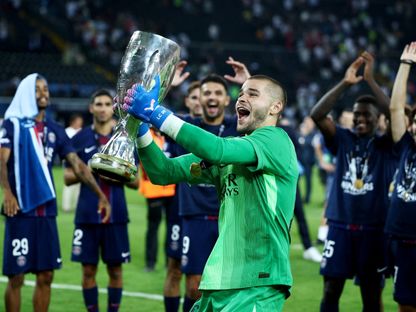 الحارس لوكاس شوفالييه يحتفل بأول ألقابه مع باريس سان جيرمان - 13 أغسطس 2025 - Reuters