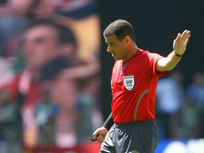 الحكم المصري عصام عبد الفتاح خلال إدارة مباراة أستراليا واليابان في كأس العالم - 12 يونيو 2006 - Reuters