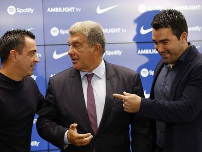 المدير الرياضي لنادي برشلونة ديكو والرئيس جوان لابورتا والمدرب تشافي - 13 سبتمبر 2023 - - Reuters