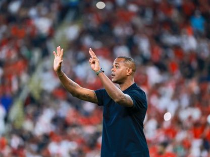 الهولندي باتريك كلويفرت مدرب منتخب إندونيسيا في مباراة السعودية بملحق التصفيات الآسيوية المؤهلة لكأس العالم 2026 - 8 أكتوبر 2025 - X/@aawsat_spt