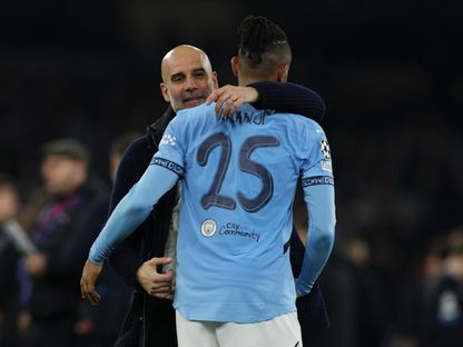 مدرب مانشستر سيتي بيب جوارديولا ومانويل أكانجي يحتفلان بالفوز على كلوب بروج في دوري الأبطال - 29 يناير 2025 - Reuters