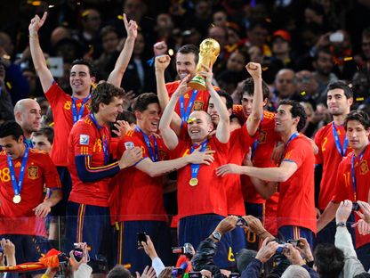 أندريس إنييستا يرفع كأس العالم بعد تتويج إسبانيا بنسخة 2010 ضد هولندا - 12 يوليو 2010 - Reuters