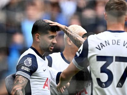 لاعبو توتنهام يحتفلون بهدف الأرجنتيني كريستيان روميرو أمام إيفرتون 24-8-2024 - Reuters