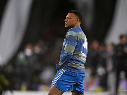 كيليان مبابي مهاجم ريال مدريد خلال الإحماء قبل لقاء فالنسيا بالدوري الإسباني- 8 فبراير 2026 - Reuters