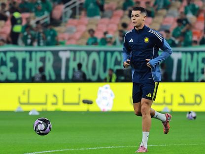 كريستيانو رونالدو يقوم بعملة الإحماء قبل مواجهة النصر والأهلي في دوري روشن السعودي - 2 يناير 2026 - Reuters