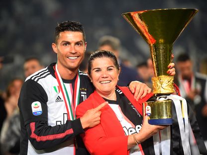 نجم كرة القدم البرتغالي كريستيانو رونالدو ووالدته ماريا دولوريس - REUTERS