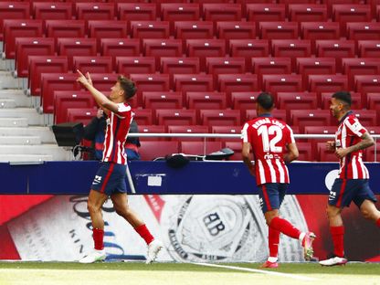 فرحة لاعبي أتلتيكو مدريد بتسجيل هدف في مرمى إيبار - REUTERS