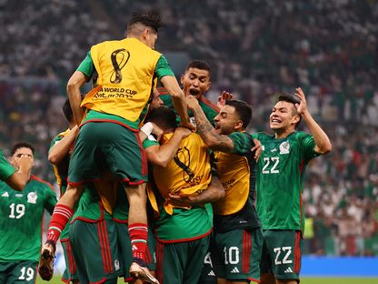 لاعبو المكسيك يحتفلون بعد تسجيل الهدف الثاني في شباك السعودية - 30 نوفمبر 2022 - reuters