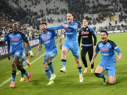 لاعبو نابولي يحتفلون بعد الفوز على يوفنتوس في الدوري الإيطالي - 23 إبريل 2023 - reuters