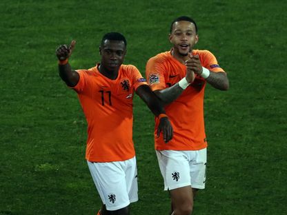 ممفيس ديباي رفقة كوينسي بروميس بعد فوز هولندا على إنجلترا في نصف نهائي دوري الأمم الأوروبية - 6 يونيو 2019 - AFP