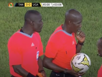 الحكم الإفواري كاليلو تراوري في مباراة تنزانيا وأوغندا بتصفيات كأس إفريقيا 2023 - ُTV/Tanz