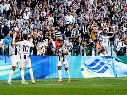 كينان يلدز يحتفل مع بريمير وجوناثان ديفيد بتقدم يوفنتوس أمام جنوى بالدوري الإيطالي - 6 أبريل 2026 - @juventusfc/x