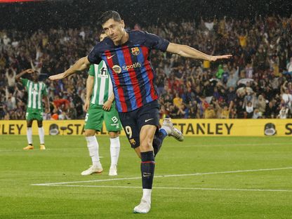 روبرت ليفاندوفسكي بعد تسجيله الهدف الثاني لبرشلونة في مرمى ريال بيتيس - 29 أبريل 2023 - Reuters 
