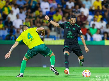 رياض محرز لاعب الأهلي السعودي يسدد الكرة في مباراة فريقه أمام الخليج - 17 أغسطس 2023 - X/@ALAHLI_FC