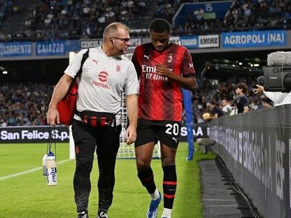 بيير كالولو مدافع ميلان يخرج مصابا خلال مواجهة نابولي - 29 أكتوبر 2023 - calciomercato.com