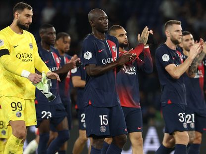 لاعبو باريس سان جيرمان يحيّون الجماهير بعد الهزيمة أمام نيس في الدوري الفرنسي - 15 سبتمبر 2023 - AFP