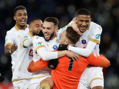 لاعبو نيس يحتفلون مع زميلهم الحارس مارتشين بولكا بعد إقصائهم باريس سان جيرمان من كأس فرنسا - REUTERS