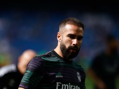 داني كارباخال لاعب ريال مدريد يقوم بعملية الإحماء قبل مواجهة أتلتيك بيلباو - 4 يونيو 2023 - AFP