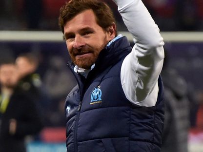 مدرب فريق مرسيليا البرتغالي أندريه فياش بواش يحيي الجماهير  - AFP