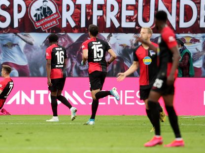 كريستوف بياتيك مهاجم فريق هيرتا برلين يحتفل بتسجيل هدف التعادل في شباك فريق لايبزيغ - AFP