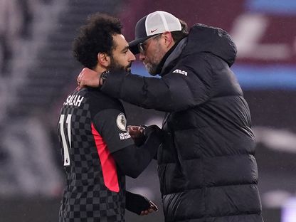 يورغن كلوب المدير الفني لليفربول يعانق لاعبه المصري محمد صلاح - AFP