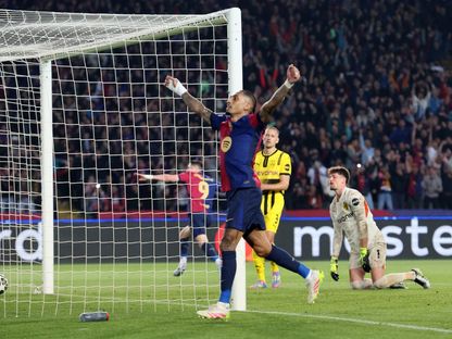 رافينيا لاعب برشلونة يحتفل بهدف زميله روبرت ليفاندوفسكي في شباك بوروسيا دورتموند ضمن ربع نهائي دوري أبطال أوروبا - 9 أبريل 2025 - REUTERS