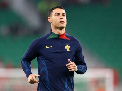 كريستيانو رونالدو يقوم بعملية الإحماء قبل مواجهة البرتغال والمغرب في ربع نهائي كأس العالم - 10 ديسمبر 2022 - reuters