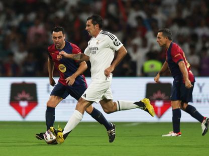 لويس فيغو وتشافي هيرنانديز في كلاسيكو الأساطير بين برشلونة وريال مدريد - 6 أبريل 2025 - Reuters