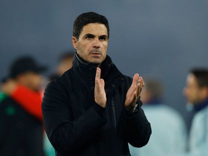 ميكيل أرتيتا مدرب نادي أرسنال يحيي الجمهور بعد مباراة باريس سان جيرمان بإياب نصف نهائي دوري أبطال أوروبا - 7 مايو 2025 - Reuters