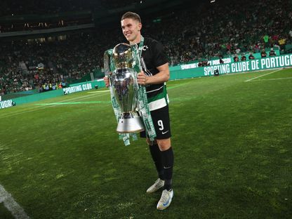 فيكتور غيوكيريس يحمل كأس الدوري البرتغالي بعد مباراة بين سبورتينغ لشبونة وفيتوريا أس سي - 17 مايو 2025 - Reuters