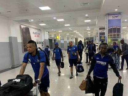 فريق إنييمبا النيجيري في المطار قبل الانتقال إلى المغرب - facebook/enyimbafc