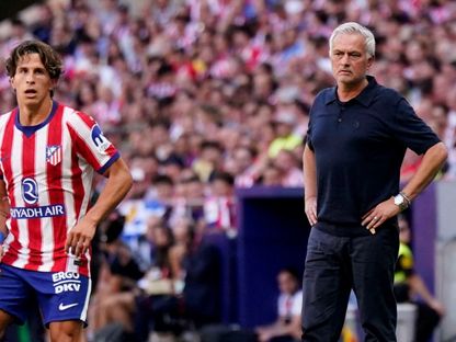 جوزيه مورينيو وجوليانو سيميوني في مباراة ريال مدريد وأتلتيكو مدريد بالليغا - 20 سبتمبر 2026 - reuters