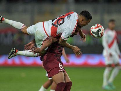 صراع على الكرة خلال مباراة بيرو وفنزويليا في تصفيات كأس العالم  - AFP