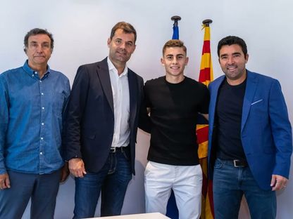 فيرمين لوبيز يتوسط إداريي نادي برشلونة بعد تجديد عقده مع النادي - 29 أغسطس 2023 - FCB.com