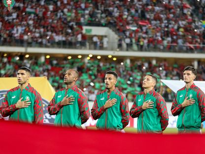 لاعبو المنتخب المغربي أثناء ترديد النشيد الوطني قبل مباراة ليبيريا بتصفيات كأس إفريقيا - 17 أكتوبر 2023  - X/@EnMaroc